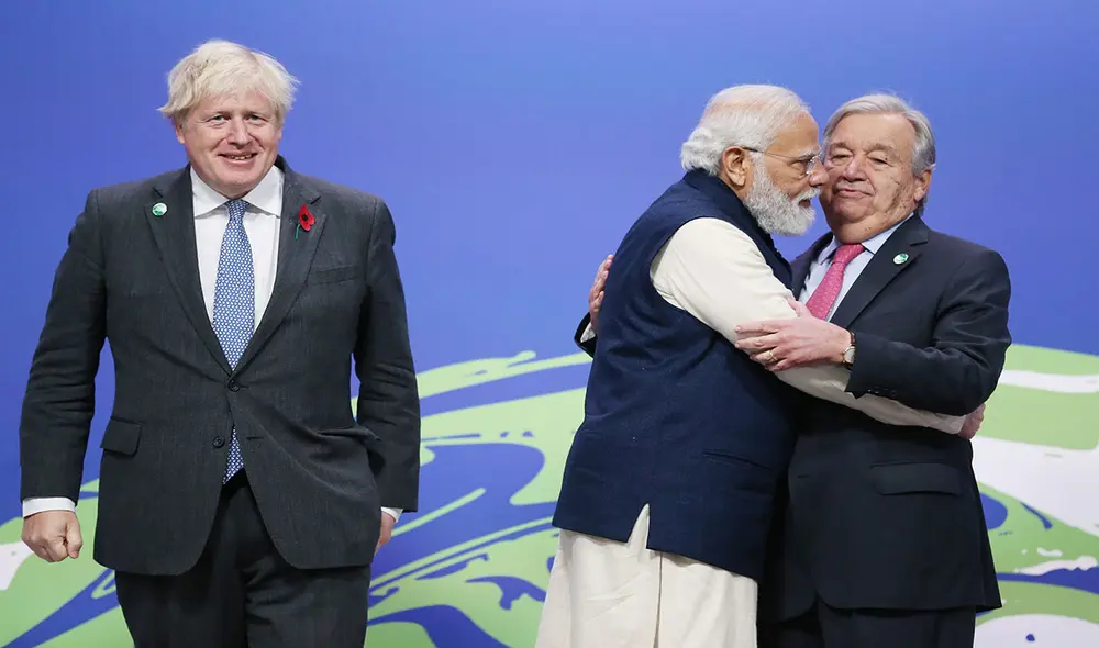 El primer ministro indio, Narendra Modi (c), abraza al secretario general de la ONU, António Guterres, al lado del primer ministro británico, Boris Johnson, durante la recepción de líderes asistentes a la COP26. Foto: EFE El primer ministro indio, Narendra Modi (c), abraza al secretario general de la ONU, António Guterres, al lado del primer ministro británico, Boris Johnson, durante la recepción de líderes asistentes a la COP26. Foto: EFE