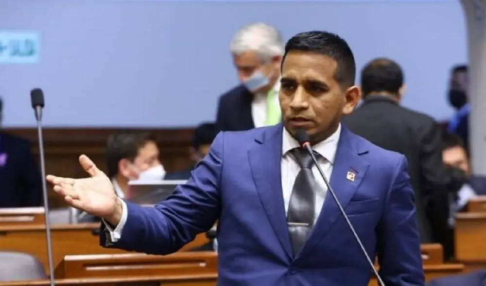 Elvis Vergara, vocero de Acción Popular, anunció que su bancada se reunirá el miércoles para evaluar voto de confianza. Foto: Congreso