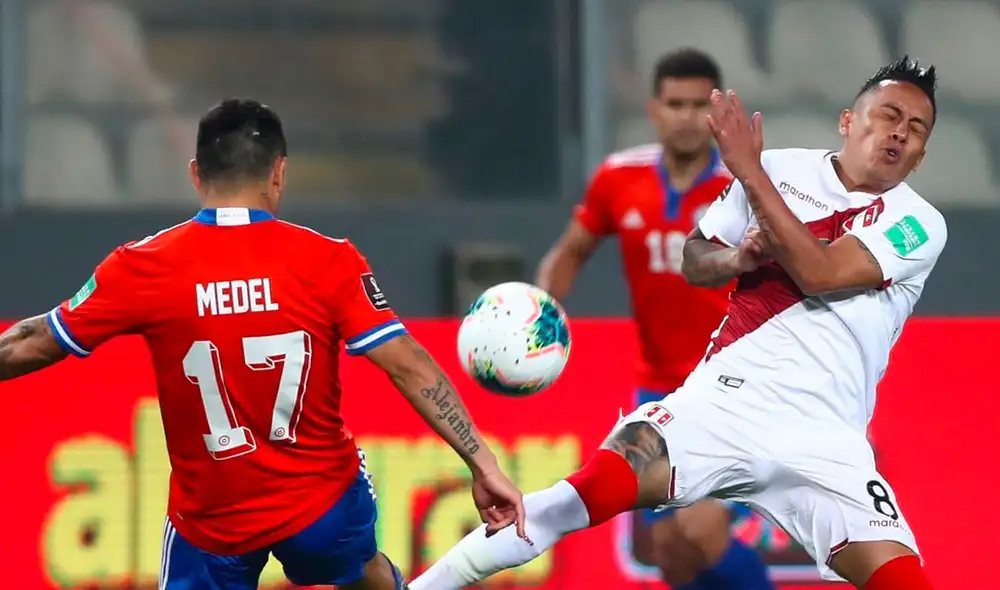 Los hinchas peruanos no acataron la campaña para respetar el himno de la selección chilena. Foto: EFE Los hinchas peruanos no acataron la campaña para respetar el himno de la selección chilena. Foto: EFE