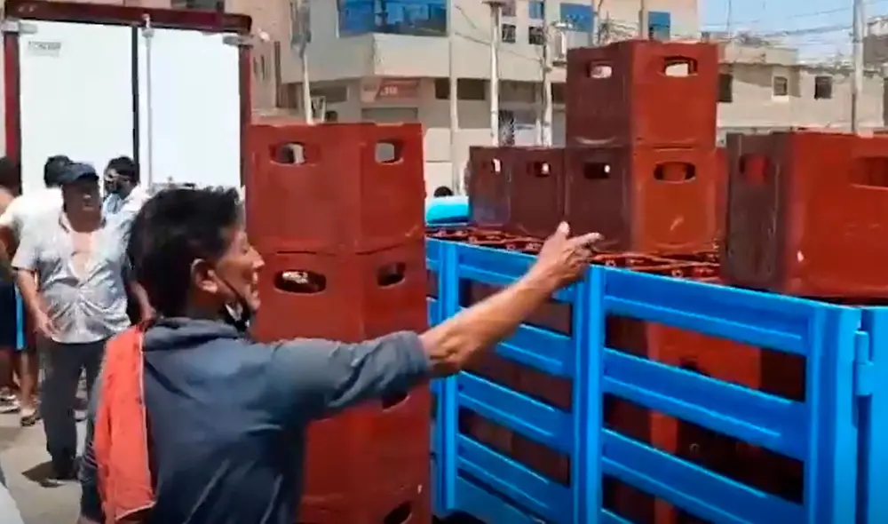 El chofer del vehículo de carga logró evitar el choque con un mototaxi, pero gran parte de las botellas se rompieron y otras fueron recuperadas entre los trabajadores y vecinos de la zona. Foto: RPP El chofer del vehículo de carga logró evitar el choque con un mototaxi, pero gran parte de las botellas se rompieron y otras fueron recuperadas entre los trabajadores y vecinos de la zona. Foto: RPP