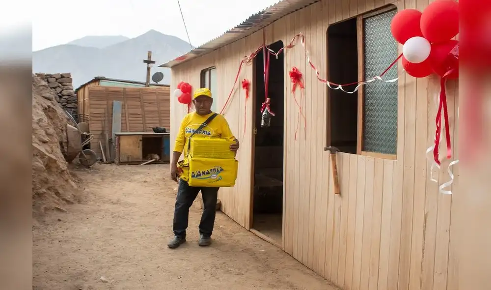 German Ludeña recibiendo su casa prefabricada. Foto: Municipalidad Provincial de Huarochirí