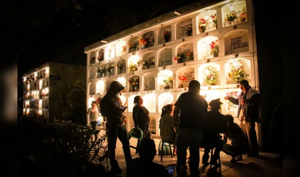 Durante la celebración del Día de Todos los Santos, muchas personas vistan a sus familiares difuntos en los cementerios. Foto: Andina.