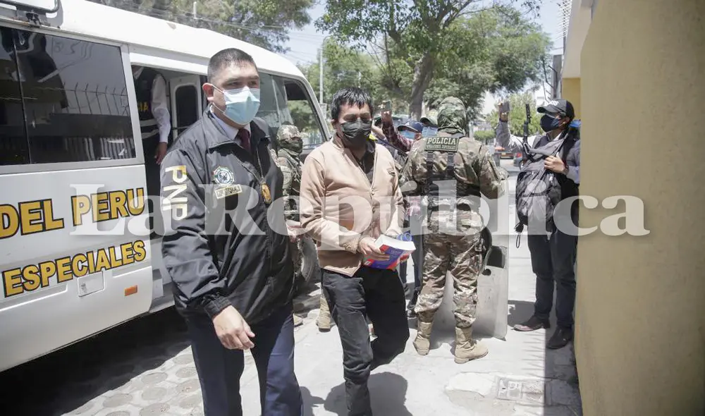 Arequipa. Gobernador Elmer Cáceres Llica es trasladado a la sede de la Policía Anticorrupción. Foto: Rodrigo Talavera / La República Arequipa. Gobernador Elmer Cáceres Llica es trasladado a la sede de la Policía Anticorrupción. Foto: Rodrigo Talavera / La República