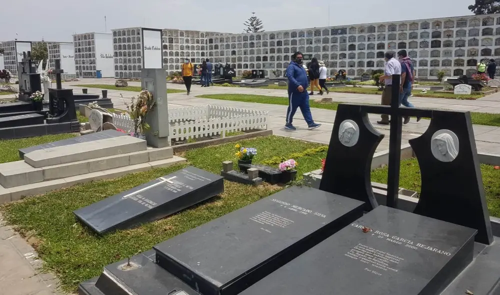 Para ingresar al cementerio Miraflores las personas tuvieron que formar colas. Foto: Jaime Mendoza Ruiz / La República