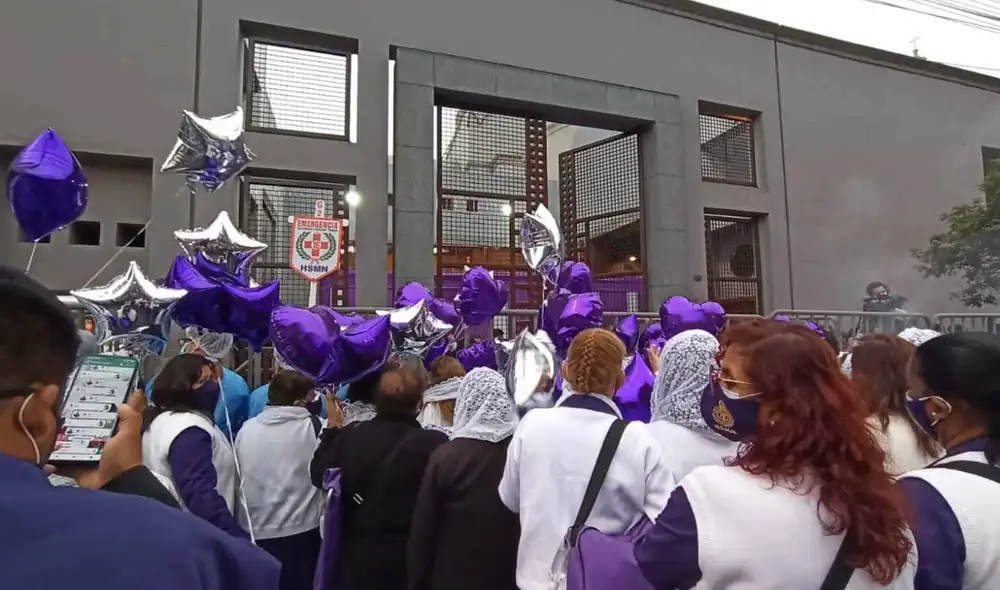 Decenas de fieles se acercaron al templo del Cercado de Lima con globos morados. Foto: María Pía Ponce / URPI – LR Decenas de fieles se acercaron al templo del Cercado de Lima con globos morados. Foto: María Pía Ponce / URPI – LR