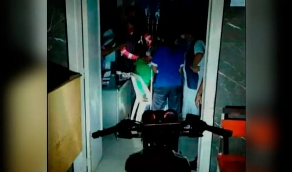 Paciente es atendido bajo la luz de una motocicleta en medio de un apagón que se registró en un hospital del estado Sucre, Venezuela. Foto: Caraota Digital Paciente es atendido bajo la luz de una motocicleta en medio de un apagón que se registró en un hospital del estado Sucre, Venezuela. Foto: Caraota Digital