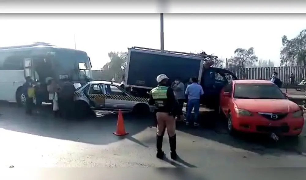 Hasta el accidente llegaron tres unidades de los hombres de rojo, personal de serenazgo, la ambulancia y la Policía Nacional del Perú. Foto: Pamela Advíncula/ URPI-LR Hasta el accidente llegaron tres unidades de los hombres de rojo, personal de serenazgo, la ambulancia y la Policía Nacional del Perú. Foto: Pamela Advíncula/ URPI-LR