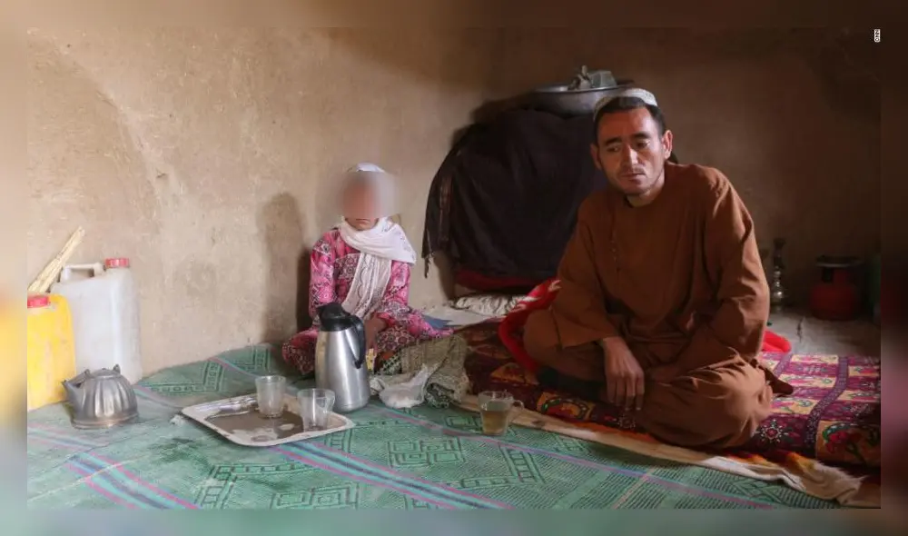 Parwana Malik, de 9 años, y su padre Abdul, en su casa en un campamento para desplazados internos en la provincia afgana de Badghis. Foto: captura de CNN