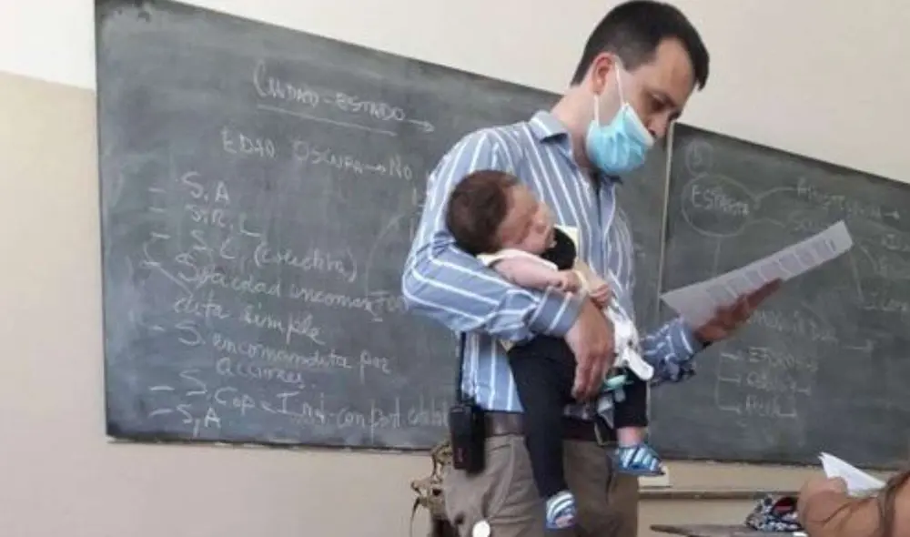 Federico Tenreyro, profesor de la materia Economía Política cargando a la bebé después de cantarle. Foto: Ludmila Disante Federico Tenreyro, profesor de la materia Economía Política cargando a la bebé después de cantarle. Foto: Ludmila Disante