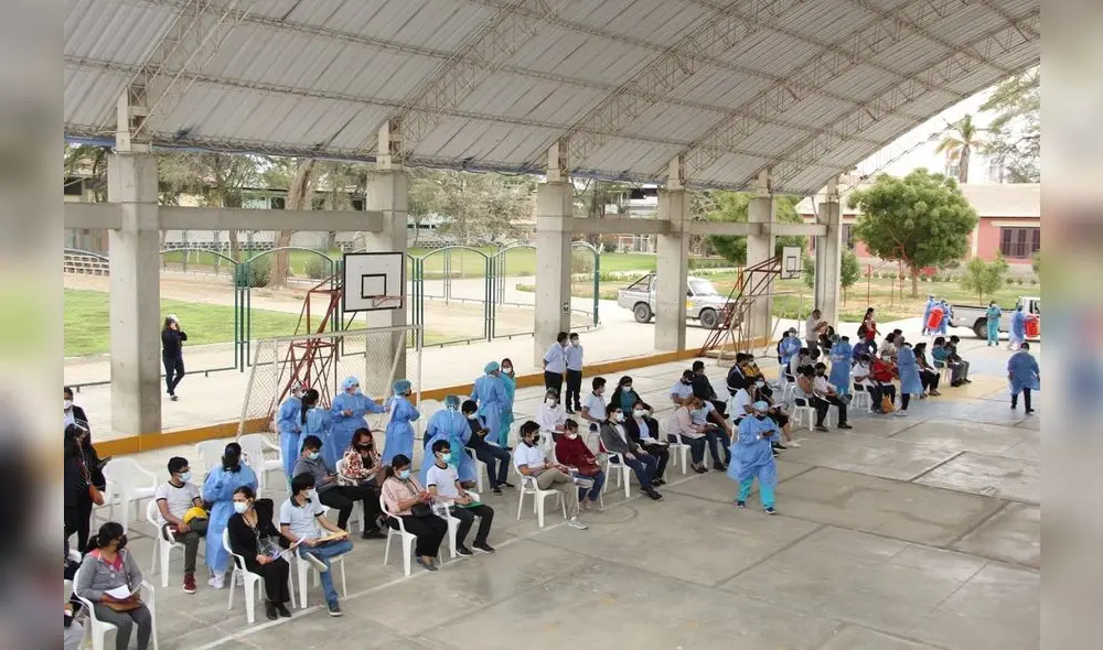 Estudiantes acuden con sus padres para ser inmunizados contra la COVID-19. Foto: difusión Estudiantes acuden con sus padres para ser inmunizados contra la COVID-19. Foto: difusión