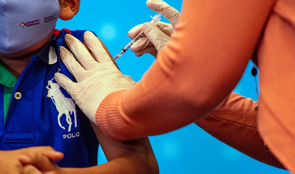 Un pequeño grupo de seis niños recibió su primera dosis de la vacuna anti-COVID-19 en un hospital de Hartford, en el estado Connecticut (EE. UU.). Foto: AFP