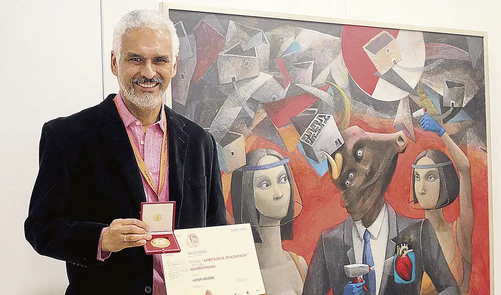 El artista. Héctor Acevedo Rojas junto a su obra ganadora, Protocolo para el minotauro. Foto: difusión El artista. Héctor Acevedo Rojas junto a su obra ganadora, Protocolo para el minotauro. Foto: difusión