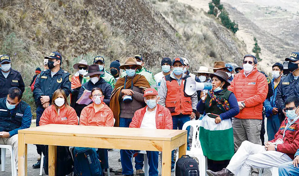 Entendimiento. Funcionarios y dirigentes firmaron el acta. Foto: difusión Entendimiento. Funcionarios y dirigentes firmaron el acta. Foto: difusión