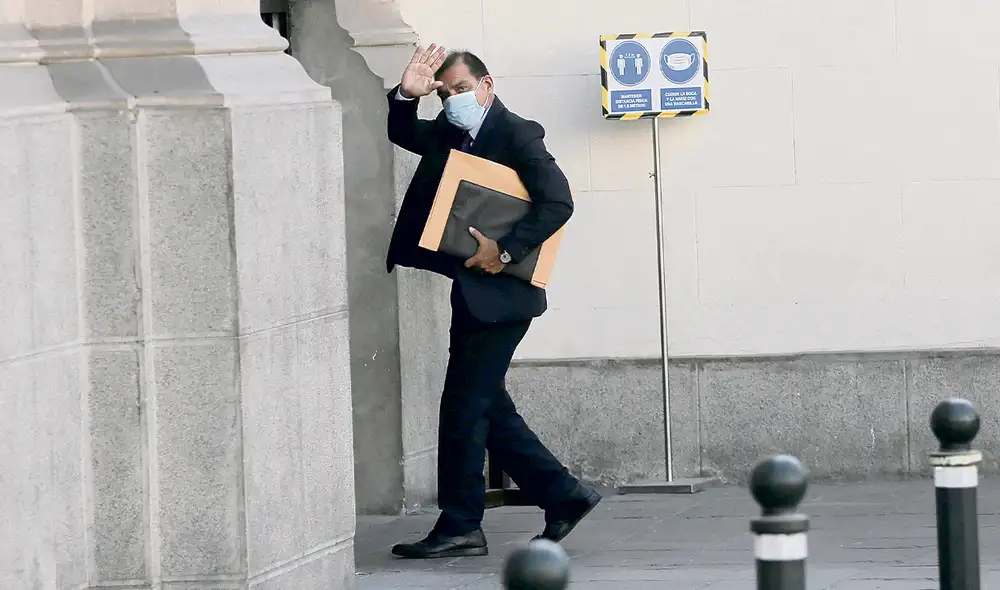 Despedida. Barranzuela no cumplió ni un mes en el cargo y el último cuestionamiento es uno más de la lista de antecedentes que se difundió desde que asumió la cartera ministerial. Foto: Gerardo Marín/ La República Despedida. Barranzuela no cumplió ni un mes en el cargo y el último cuestionamiento es uno más de la lista de antecedentes que se difundió desde que asumió la cartera ministerial. Foto: Gerardo Marín/ La República