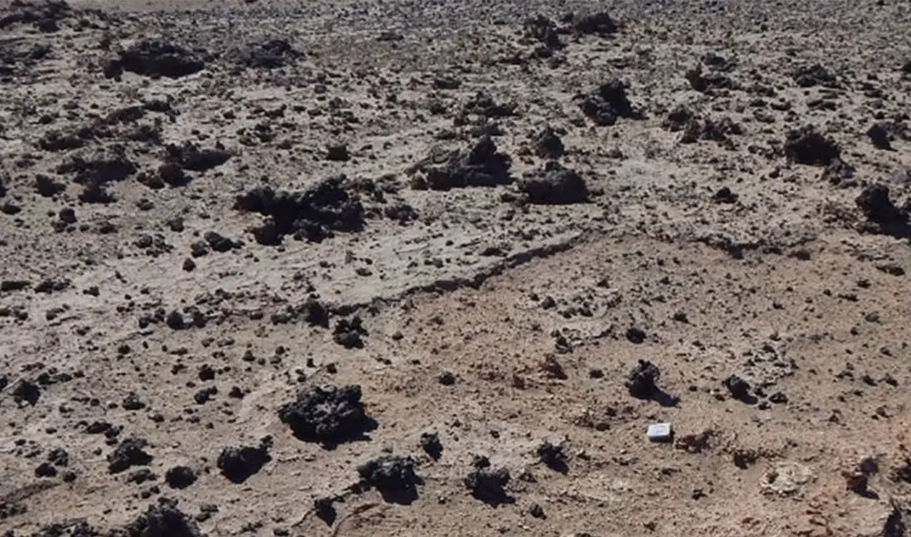 El nuevo estudio determina que el vidrio de silicato esparcido en el Atacama tiene origen extraterrestre. Foto: PH Schultz / Universidad de Brown