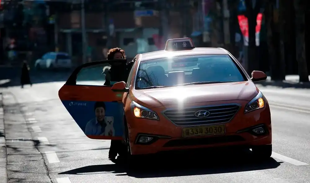 La mujer salió del vehículo y dejó a la bebé en su interior. El conductor esperó alrededor de 45 minutos a que regresara la madre, pero no volvió. Foto: AFP/referencial