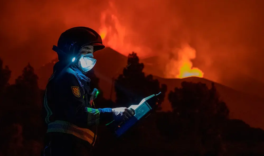 Los últimos datos del Departamento de Seguridad Nacional (DSN) de España que, además de la ceniza, también se ha incrementado significativamente el aporte de lava desde los centros de emisión del volcán. Foto: EFE Los últimos datos del Departamento de Seguridad Nacional (DSN) de España que, además de la ceniza, también se ha incrementado significativamente el aporte de lava desde los centros de emisión del volcán. Foto: EFE
