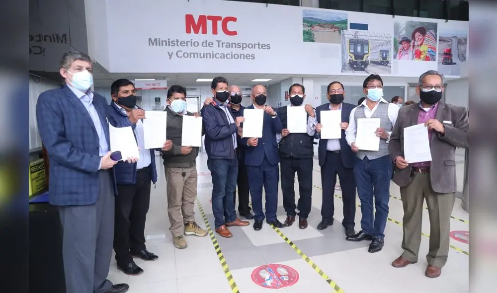 Ministro acuerda con transportistas informales. Ministro acuerda con transportistas informales.