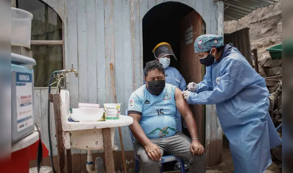 El Minsa implementó la estrategia de vacunación casa por casa a fin de inmunizar a las personas que no pueden acercarse a los centros de inoculación. Foto: Antonio Melgarejo Yaranga/La República