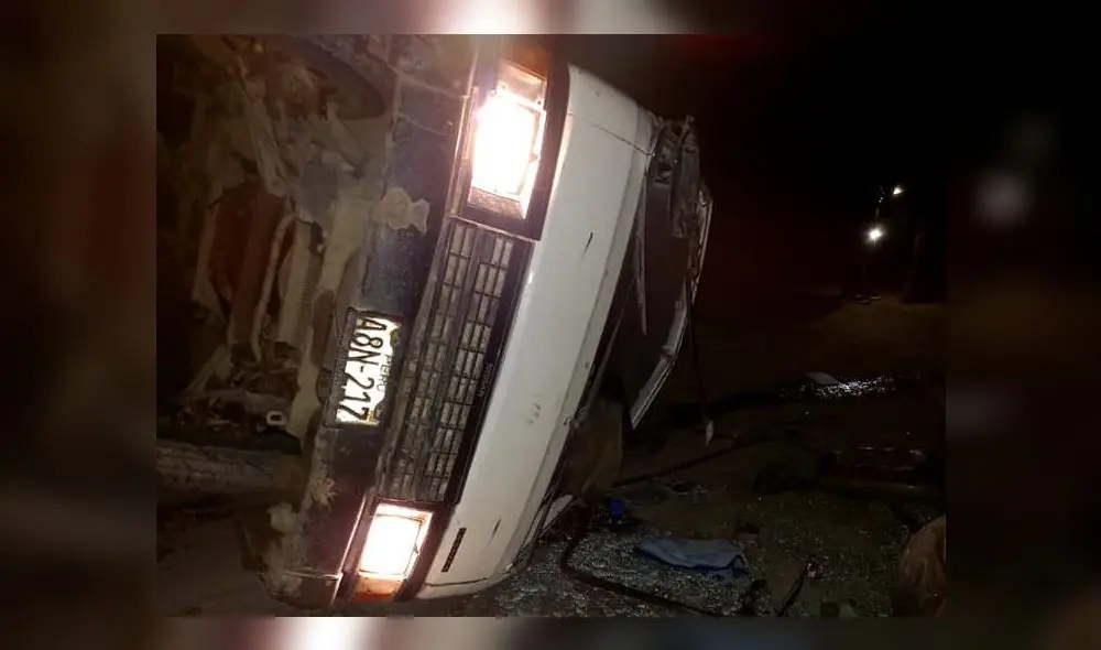 Combi que trasladaba a músicos quedó volcada de costado. Foto: difusión