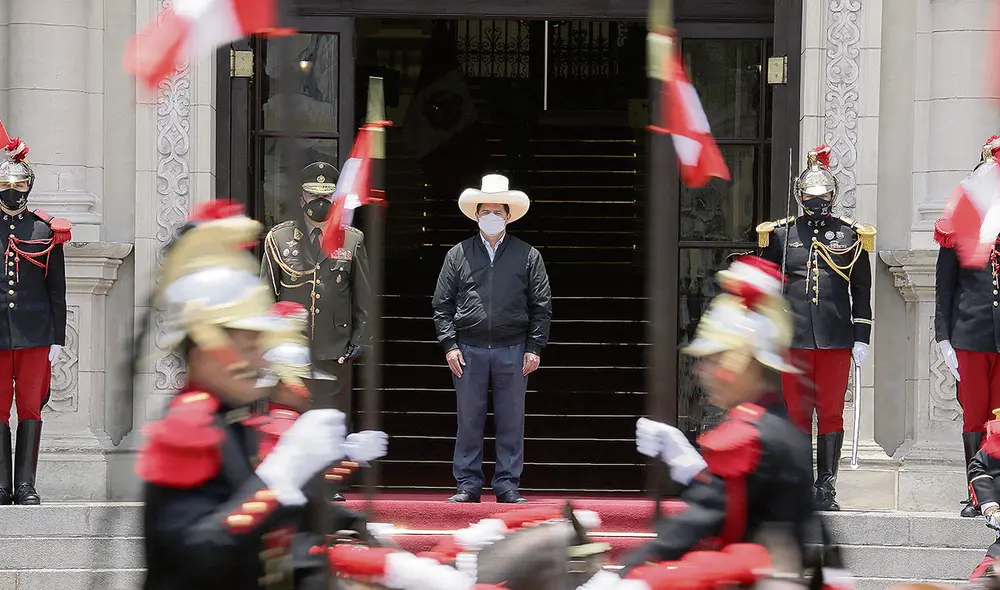 El dato. Castillo cumple hoy 100 días al frente de un gobierno al que la oposición no le perdona nada. Ha cometido tropiezos, pero también avances, por ejemplo, en la lucha contra la pandemia. Foto: John Reyes/La República