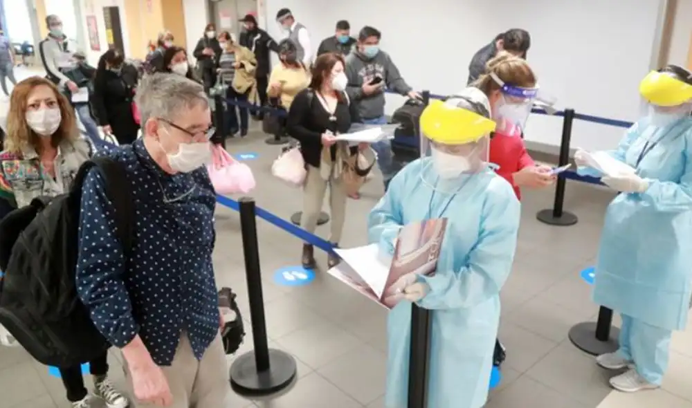 Turistas extranjeros cumplen un protocolo antes de ingresar al país. Foto: Gobierno del Perú Turistas extranjeros cumplen un protocolo antes de ingresar al país. Foto: Gobierno del Perú