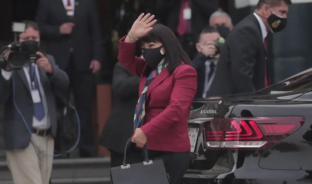 Mirtha Vásquez, titular de la Presidencia del Consejo de Ministros, a su llegada al Congreso para la sesión del voto de investidura. Foto: Gerardo Marín/La República Mirtha Vásquez, titular de la Presidencia del Consejo de Ministros, a su llegada al Congreso para la sesión del voto de investidura. Foto: Gerardo Marín/La República