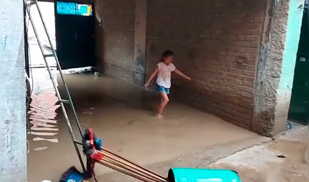 Vecinos piden apoyo para evacuar el agua de sus casas y bienes de ayuda humanitaria. Foto: captura de video/Radio Marañón. Vecinos piden apoyo para evacuar el agua de sus casas y bienes de ayuda humanitaria. Foto: captura de video/Radio Marañón.