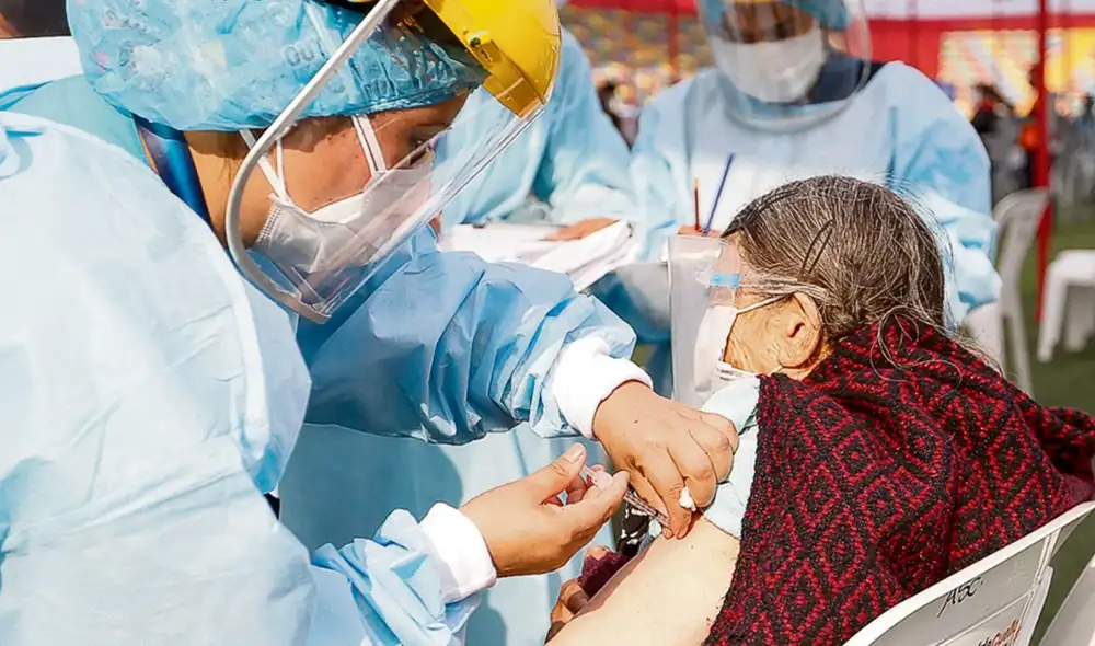 Mayores de 65 años que haya recibido la segunda dosis hace seis meses están aptos para ser inoculados con la dosis de refuerzo. Foto: Minsa