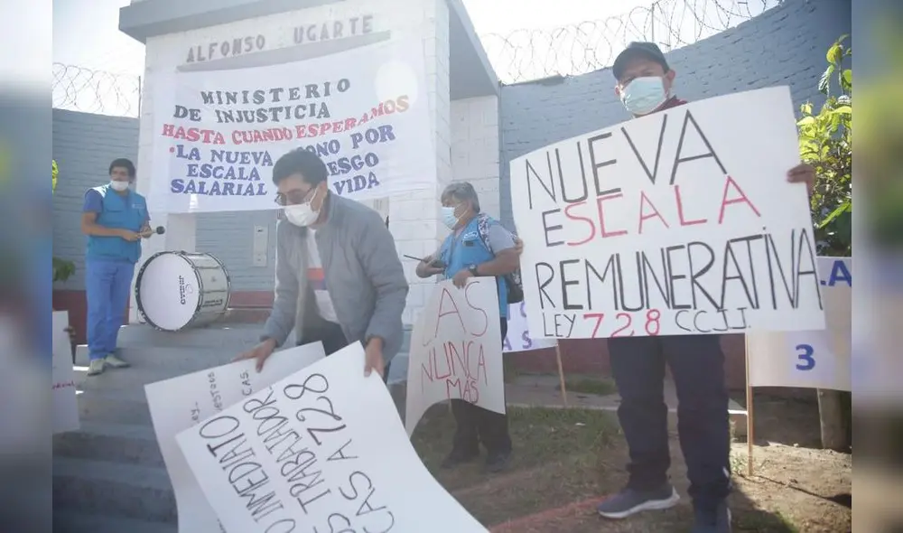 Trabajadores del centro juvenil Alfonso Ugarte protestan por las condiciones en que trabajan. Foto: Rodrigo Talavera/La República. Trabajadores del centro juvenil Alfonso Ugarte protestan por las condiciones en que trabajan. Foto: Rodrigo Talavera/La República.