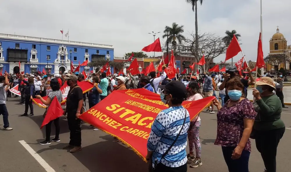 Dirigentes de Fentase esperan ser atendidos por el gobernador Manuel Llempen. Foto: Jaime Mendoza Ruiz / La República
