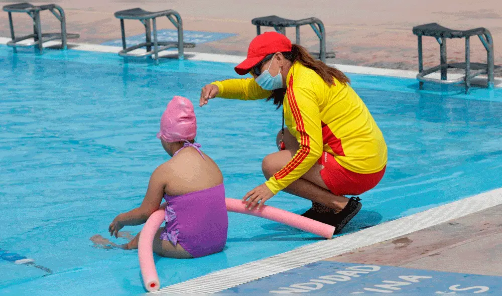 Asistentes deberán usar doble mascarilla y solo podrán retirarla cuando estén en las piscinas. Foto: Andina Asistentes deberán usar doble mascarilla y solo podrán retirarla cuando estén en las piscinas. Foto: Andina