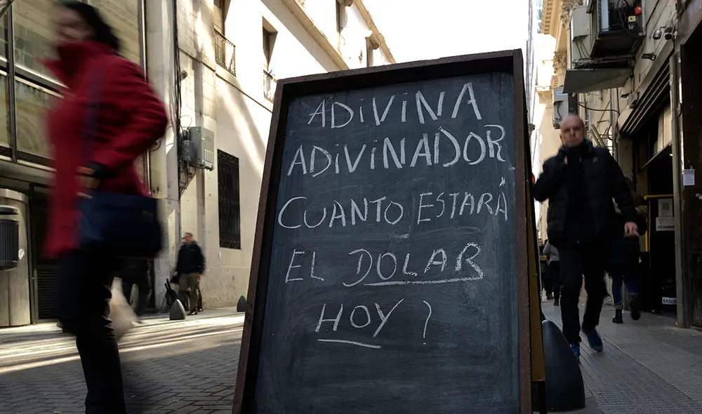 El dólar blue es un dólar paralelo que se obtiene en el mercado negro. También es conocido como dólar paralelo o dólar negro. Foto: AFP El dólar blue es un dólar paralelo que se obtiene en el mercado negro. También es conocido como dólar paralelo o dólar negro. Foto: AFP