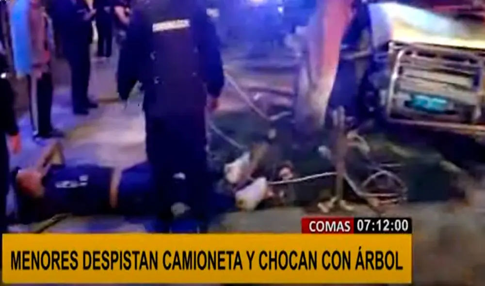 Tras el accidente, los adolescentes de 17 y 16 años fueron trasladados al hospital. Foto: captura de Panamericana Tras el accidente, los adolescentes de 17 y 16 años fueron trasladados al hospital. Foto: captura de Panamericana
