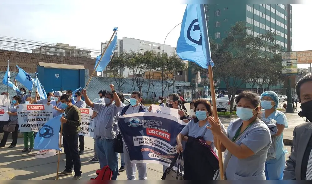 Los trabajadores de la salud se ubicaron en los exteriores del Hospital Rebaglaiti en Jesús María. Foto: Mary Luz Aranda/URPI-LR Los trabajadores de la salud se ubicaron en los exteriores del Hospital Rebaglaiti en Jesús María. Foto: Mary Luz Aranda/URPI-LR