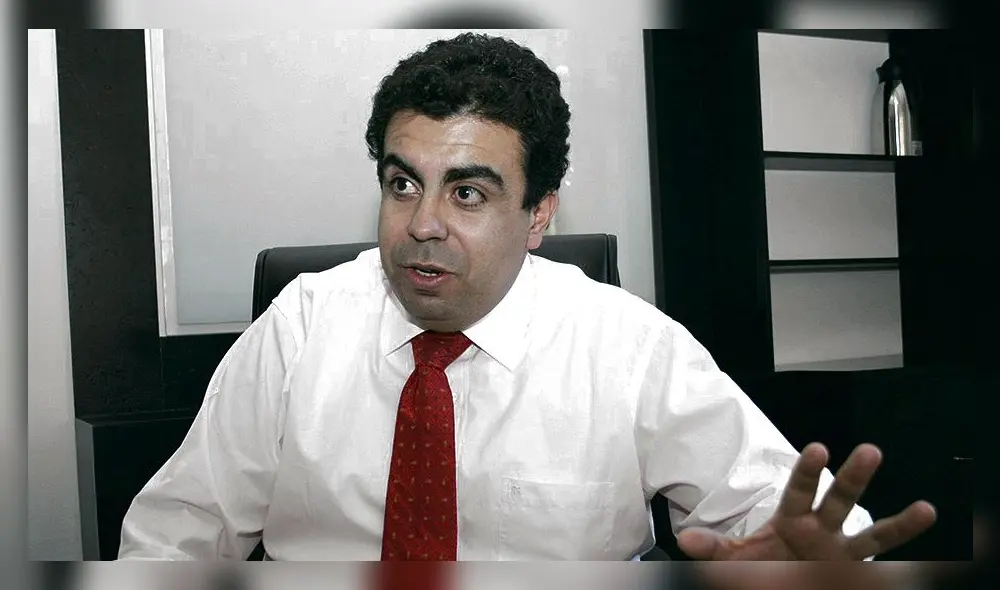 Distancia. Ísmodes señala que se apartó de AT y anuncia candidatura. Foto: La República Distancia. Ísmodes señala que se apartó de AT y anuncia candidatura. Foto: La República