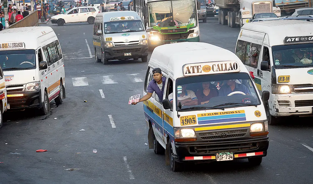 Fuera de control. En la gestión de Luis Castañeda se permitió que las combis inundaran la ciudad. Costó muchos años retirarlas y ahora podrían volver. Foto: La República