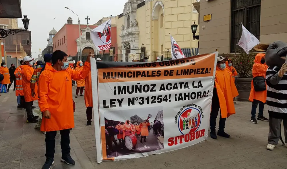 Trabajadores de limpieza realizan un gran plantón a la espera que Jorge Muñoz atienda sus pedidos. Foto: URPI-LR Trabajadores de limpieza realizan un gran plantón a la espera que Jorge Muñoz atienda sus pedidos. Foto: URPI-LR