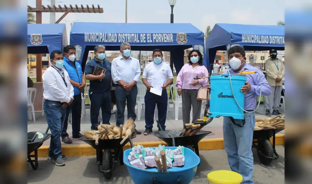 Alcalde Víctor Rebaza entregó kits de limpieza para 30 colegios. Foto: MDEP Alcalde Víctor Rebaza entregó kits de limpieza para 30 colegios. Foto: MDEP