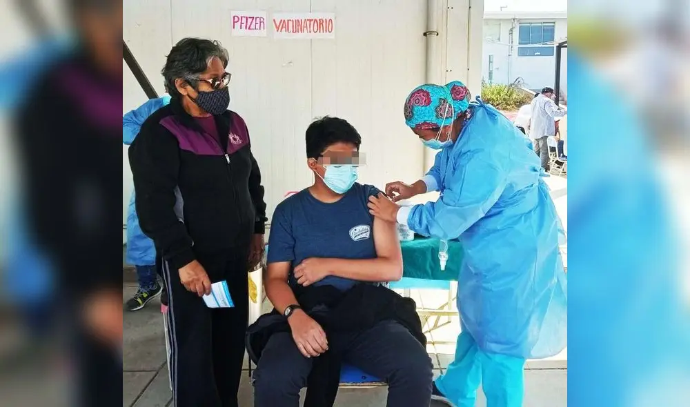 Adolescentes acudieron a puntos de inmunización con sus padres. Foto: EsSalud Adolescentes acudieron a puntos de inmunización con sus padres. Foto: EsSalud