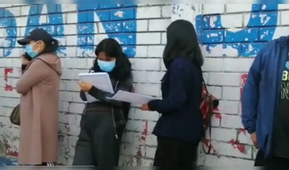 Hay escolares haciendo su tarea en la cola para aprovechar el tiempo. Foto: captura RPP Noticias