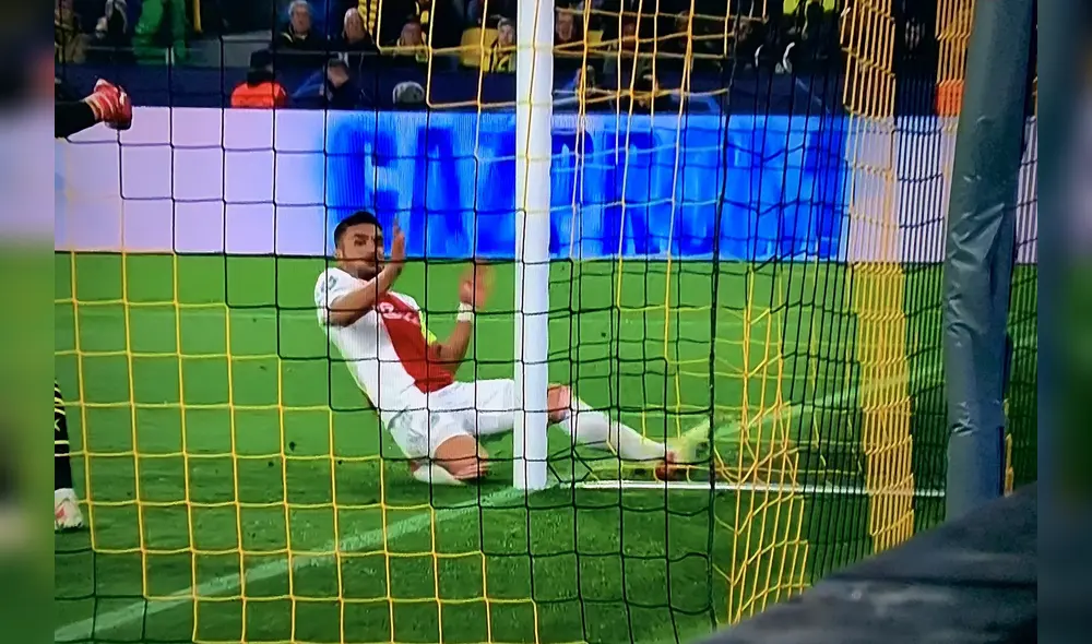 Dusan Tadic dejó todo en la cancha: así fue el golpe que sufrió en los genitales. Foto: Captura ESPN Dusan Tadic dejó todo en la cancha: así fue el golpe que sufrió en los genitales. Foto: Captura ESPN