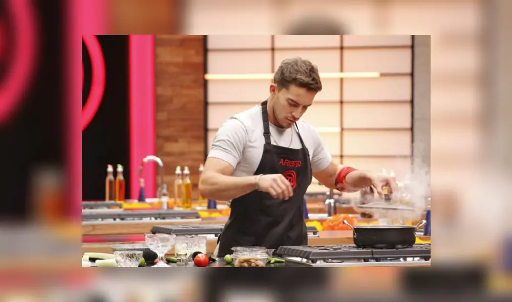 Aristeo Cázares portando el mandil negro que lo pone en la zona de eliminación. Foto: Mastercheff México. Aristeo Cázares portando el mandil negro que lo pone en la zona de eliminación. Foto: Mastercheff México.