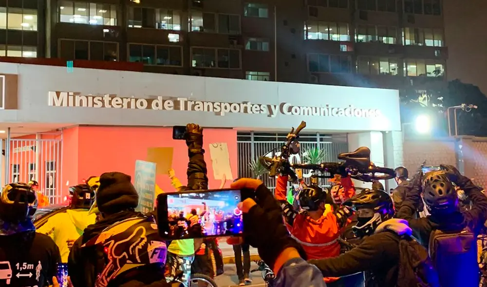 Colectivo señaló que decisión del ministro de Transportes atenta contra la vida de ciclistas, pasajeros y peatones. Foto: CicloAxion