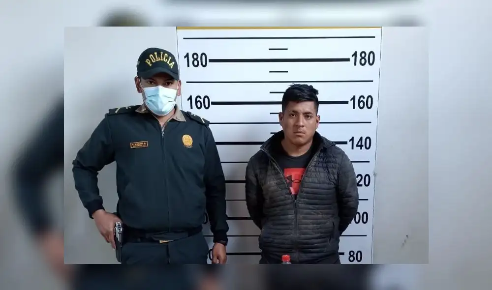 Detenido escondía arma de fuego en la cintura. Foto: PNP Detenido escondía arma de fuego en la cintura. Foto: PNP