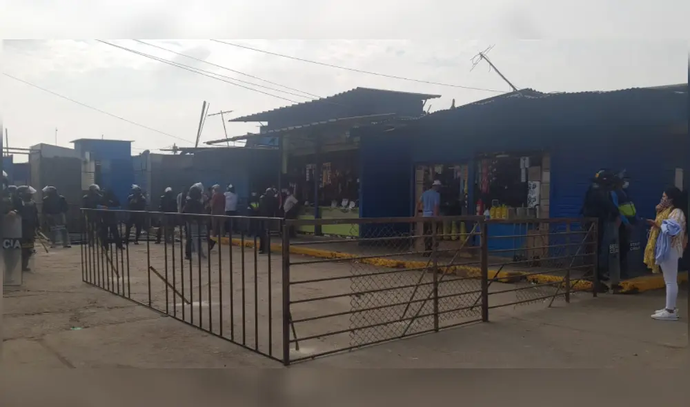 El dirigente señaló que las rejas impiden el ingreso y salida de los comerciantes formales. Foto: La República El dirigente señaló que las rejas impiden el ingreso y salida de los comerciantes formales. Foto: La República