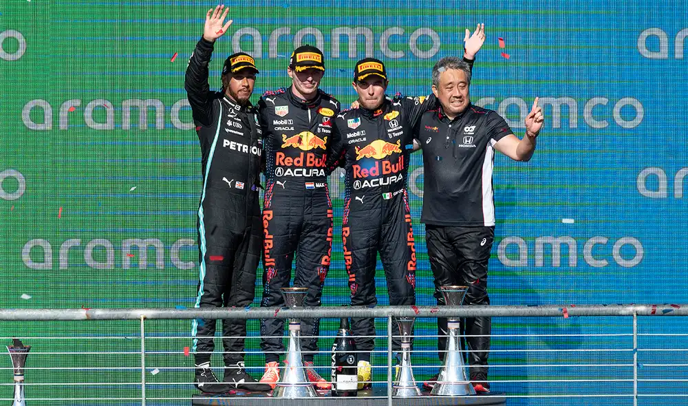 Max Verstappen y Lewis Hamilton compiten punto a punto en la Fórmula 1. Foto: AFP