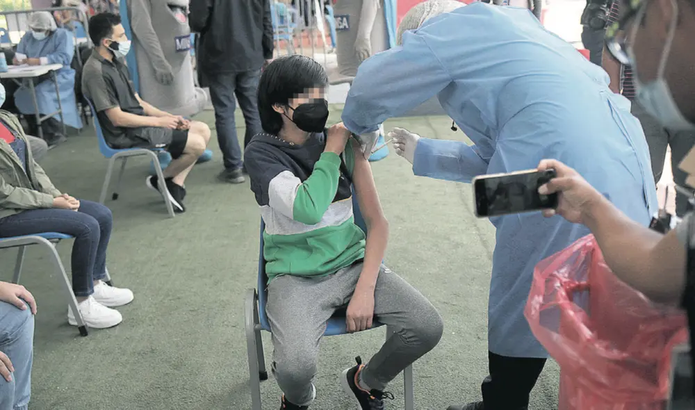 Menores De 12 a 14 años. Adolescentes acudieron junto a sus familiares para recibir su primera dosis contra la COVID-19 del laboratorio de Pfizer. Foto: Gerardo Marín / La República Menores De 12 a 14 años. Adolescentes acudieron junto a sus familiares para recibir su primera dosis contra la COVID-19 del laboratorio de Pfizer. Foto: Gerardo Marín / La República