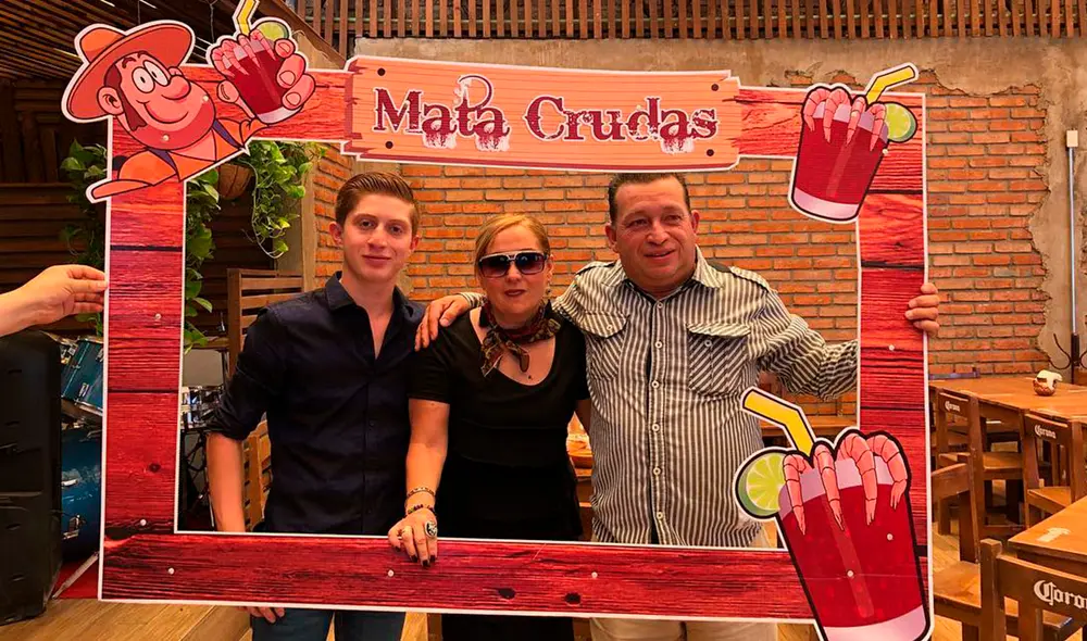 Octavio Ocaña posó junto a su madre y padre. Foto: Instagram/Octavio Ocaña