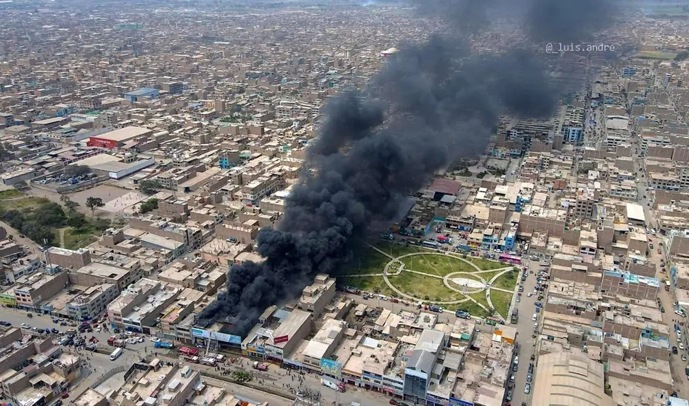Las llamas de fuego amenazaron con extenderse a los establecimientos contiguos. Foto: Facebook / Luis André Las llamas de fuego amenazaron con extenderse a los establecimientos contiguos. Foto: Facebook / Luis André